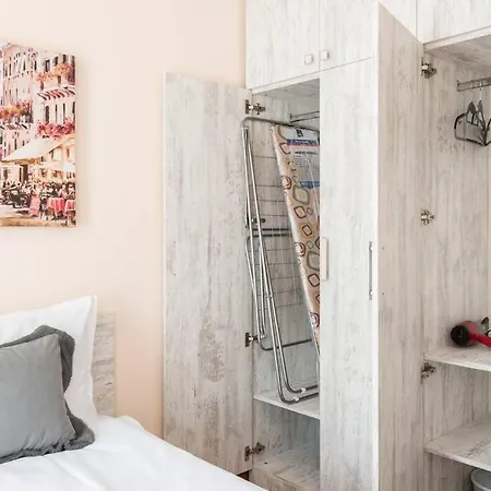 Апартамент Bright Place Next To Grand Mall Варна